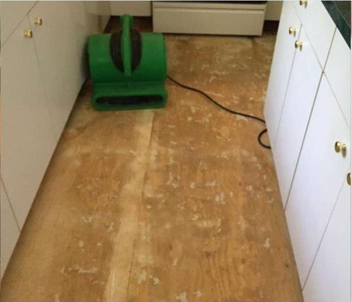 dry plywood floor with SERVPRO air mover on floor